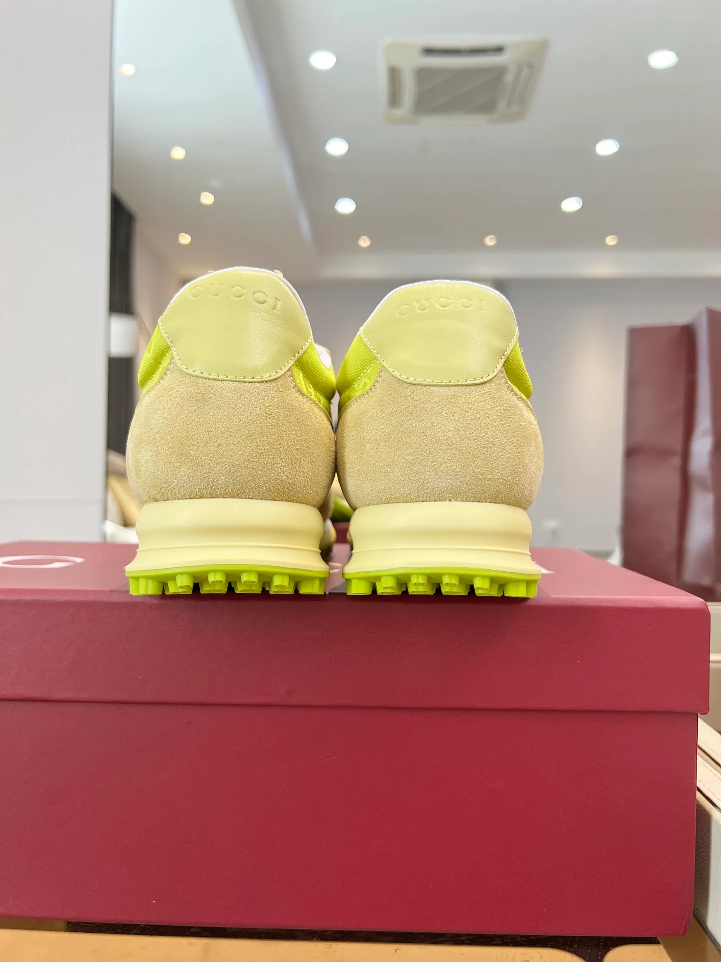 👟👟Ex-factory price 620👟👟 The design of Gucci's new casual shoes is simply amazing. The classic double G logo is matched with retro red and green webbing. It is fashionable and high-end. It is completely the top element in the fashion circle. It is highly recognizable when worn and keeps turning heads. 💯 The upper is soft and breathable, and the upper foot is comfortable! The soles are made of special cushioning material, so your feet won’t get tired no matter how much you walk. They are perfect for daily commuting, shopping, and traveling. Code number 40-45